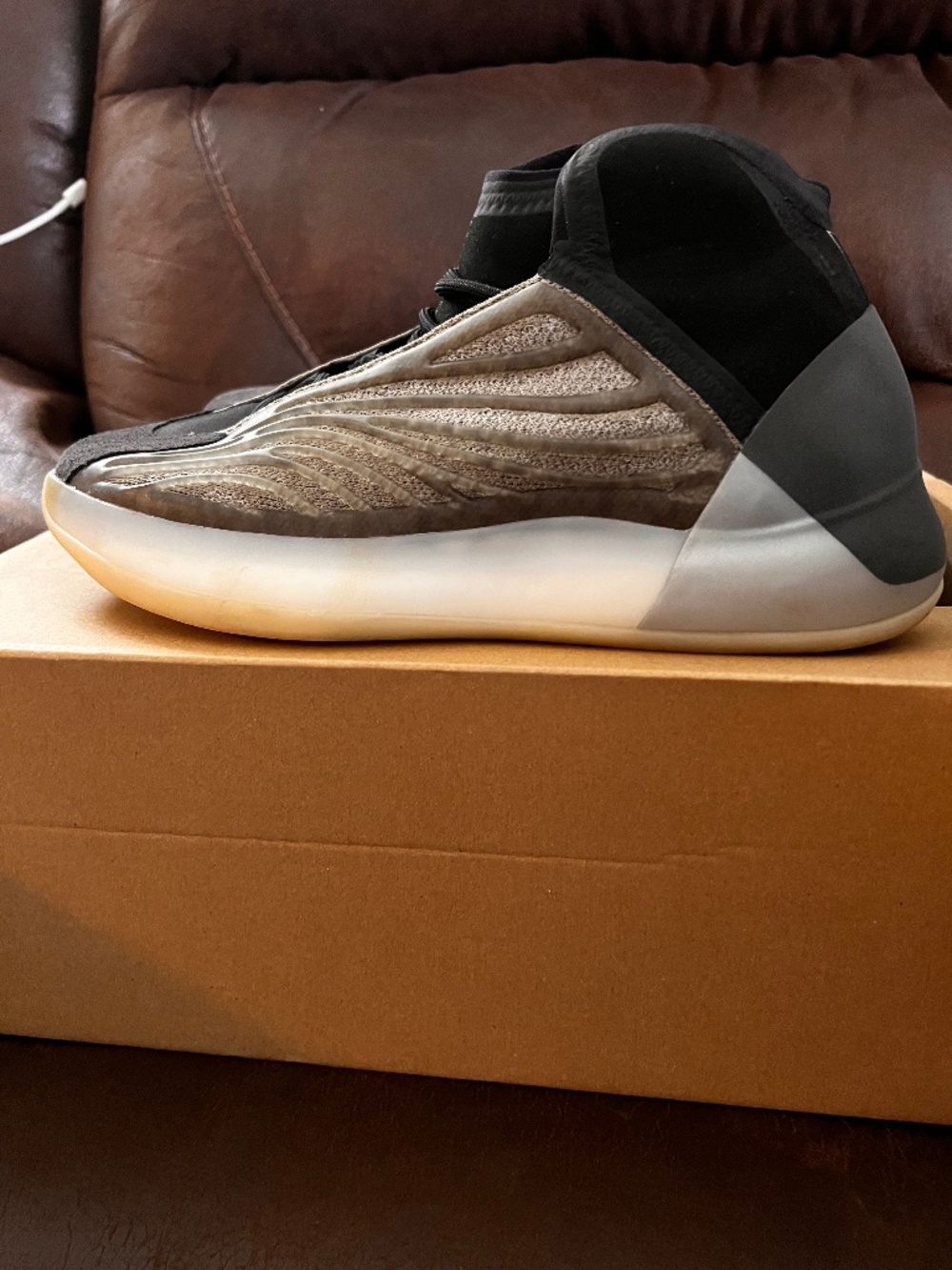 Yeezy QNTM PREOWNED